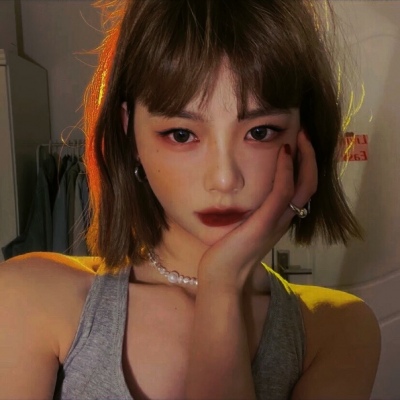 高清真人头像一个女生站在路边的头像图片