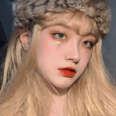 高清真人头像一个女生站在路边的头像图片