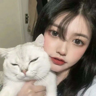高清真人头像一个女生站在路边的头像图片