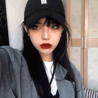 高清真人头像一个女生站在路边的头像图片