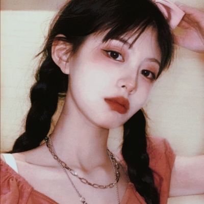 高清真人头像一个女生站在路边的头像图片