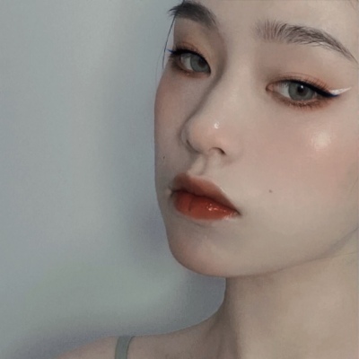 高清真人头像一个女生站在路边的头像图片