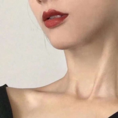 高清真人头像一个女生站在路边的头像图片