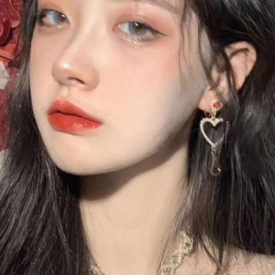 高清真人头像一个女生站在路边的头像图片