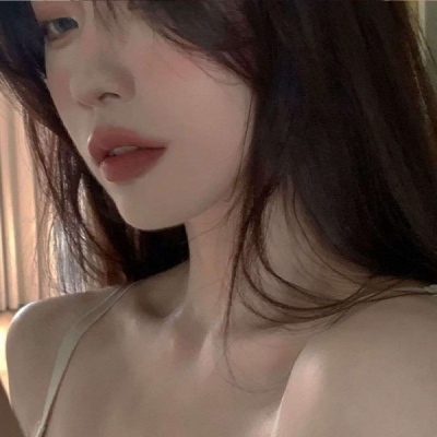 高清真人头像一个女生站在路边的头像图片