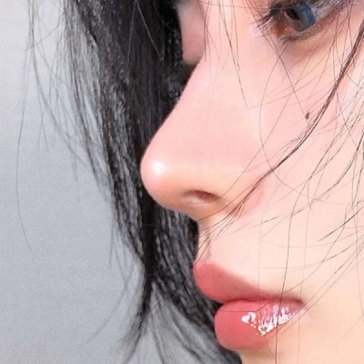 高清真人头像一个女生站在路边的头像图片