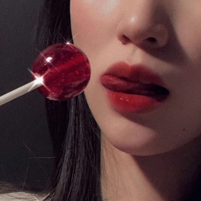 高清真人头像一个女生站在路边的头像图片