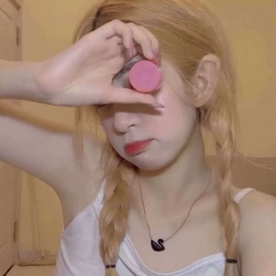 高清真人头像一个女生站在路边的头像图片