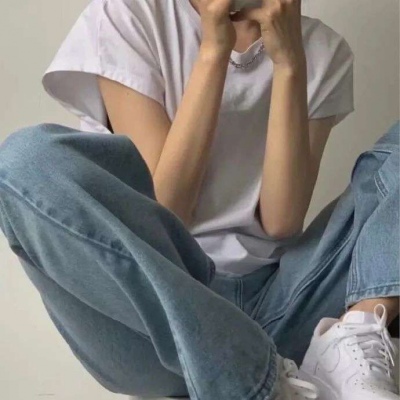 2021最火黑白头像女生抽烟图片