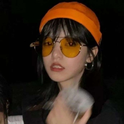 2021最火黑白头像女生抽烟图片