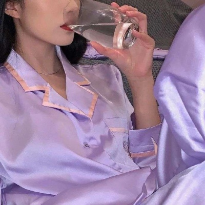 2021最火黑白头像女生抽烟图片