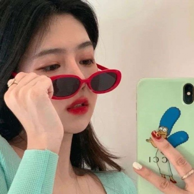 2021最火黑白头像女生抽烟图片