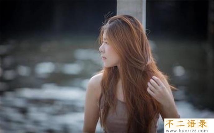 我跟女邻居之间不可不说的秘密 穿着裙子在野战图片