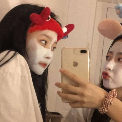 高清2021年最火的闺蜜qq头像粉色背景可爱女生图片