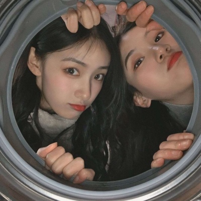 高清2021年最火的闺蜜qq头像粉色背景可爱女生图片