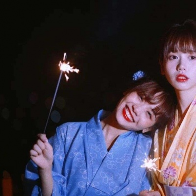 高清2021年最火的闺蜜qq头像粉色背景可爱女生图片