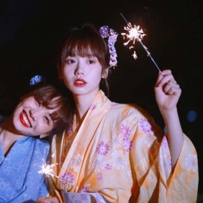 高清2021年最火的闺蜜qq头像粉色背景可爱女生图片