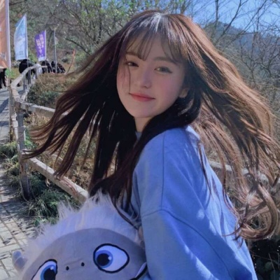 2021年2021侧脸女生长发飘逸头像