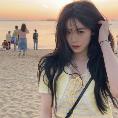 2021年2021侧脸女生长发飘逸头像图片