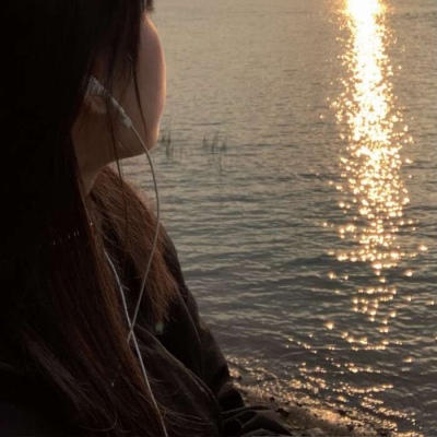 2021年2021侧脸女生长发飘逸头像图片
