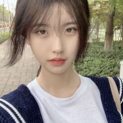 2021年2021侧脸女生长发飘逸头像图片