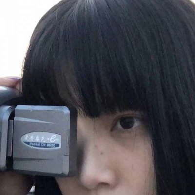 2021年2021侧脸女生长发飘逸头像图片