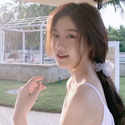2021年2021侧脸女生长发飘逸头像图片