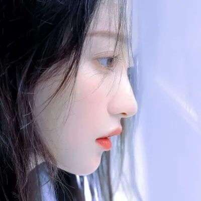 2021年2021侧脸女生长发飘逸头像图片