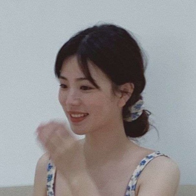 2021年2021侧脸女生长发飘逸头像图片