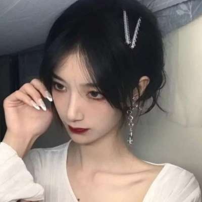 高清好看的2021女生坐跨男生背上的情侣头像