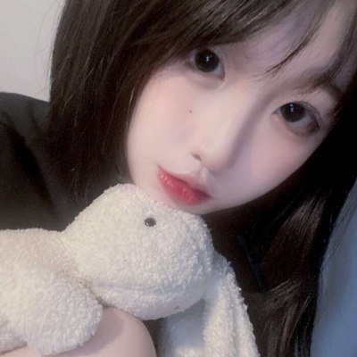 高清好看的2021女生坐跨男生背上的情侣头像图片