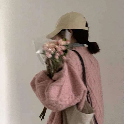 高清好看的2021女生坐跨男生背上的情侣头像图片