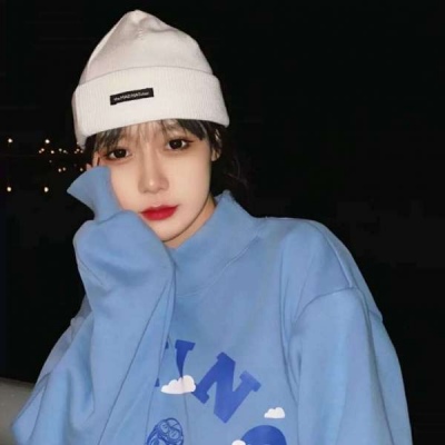高清好看的2021女生坐跨男生背上的情侣头像图片