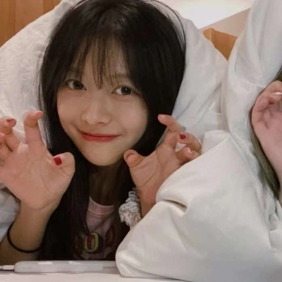 高清2021最火超甜闺蜜锁骨发的女生头像图片