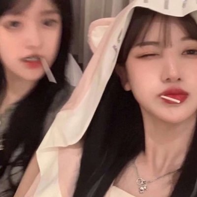 高清2021最火超甜闺蜜锁骨发的女生头像图片