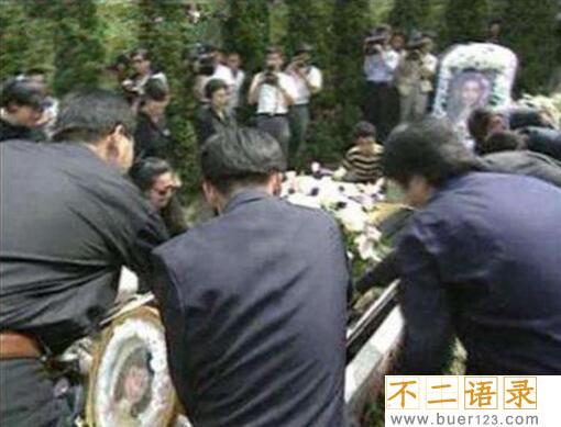 邓丽君死亡的真相揭秘,脸上现巴掌印(死后三次托梦)图片