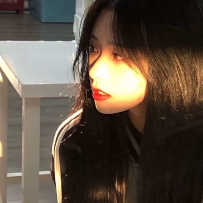 唯美意境吃西瓜的女生动漫头像欧美图片