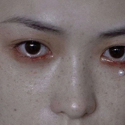 高清2021头像图片高清女生侧脸趴床上头像图片