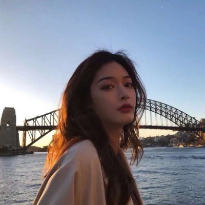 高清2021头像图片高清女生侧脸趴床上头像图片