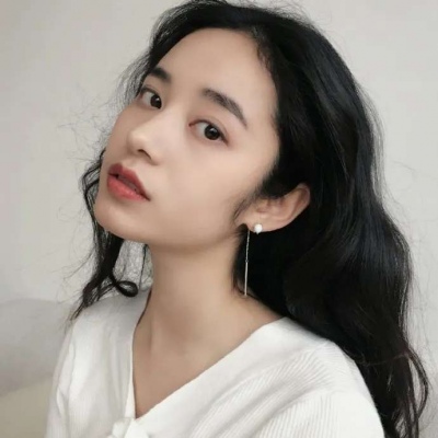 高清2021头像图片高清女生侧脸趴床上头像图片