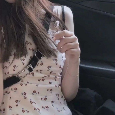 高清2021头像图片高清女生侧脸趴床上头像图片