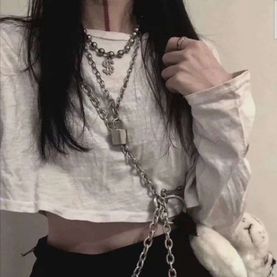 高清2021头像图片高清女生侧脸趴床上头像图片