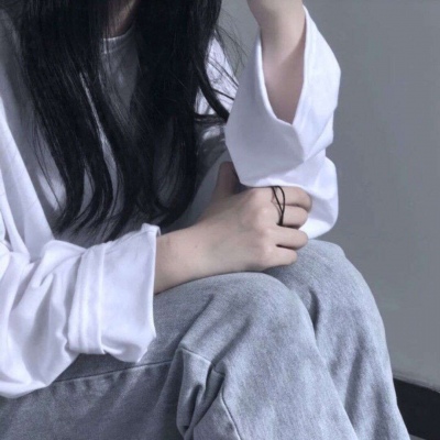 高清2021头像图片高清女生侧脸趴床上头像图片