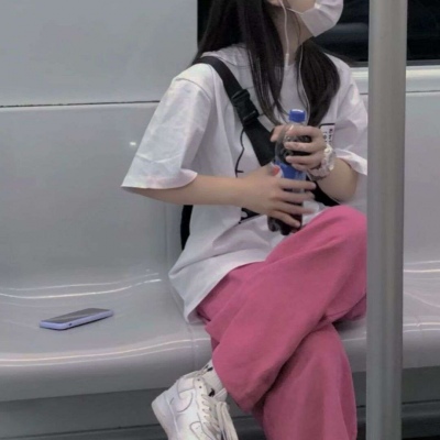 高清2021头像图片高清女生侧脸趴床上头像图片