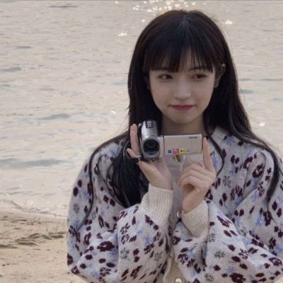 高清2021头像图片高清女生侧脸趴床上头像图片