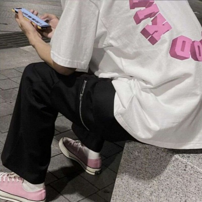 高清2021头像图片高清女生侧脸趴床上头像图片