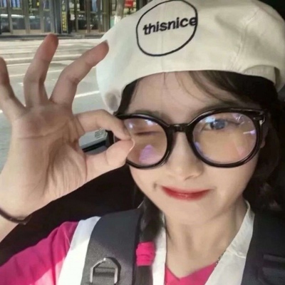 高清2021头像图片高清女生侧脸趴床上头像图片