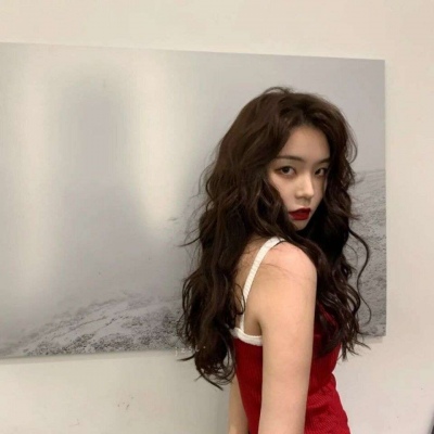 高清2021头像图片高清女生侧脸趴床上头像图片