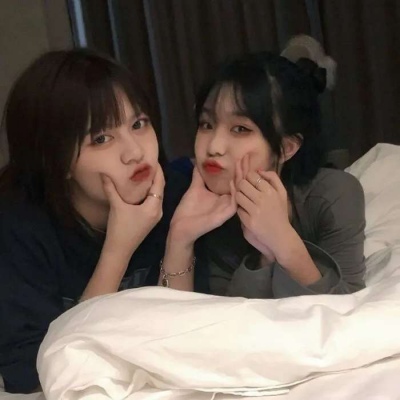 2021年最火的闺蜜可爱的戴眼镜动漫女生头像卡通图片图片