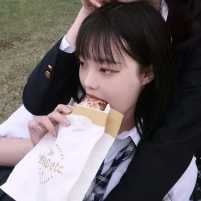 2021年最火的闺蜜可爱的戴眼镜动漫女生头像卡通图片图片